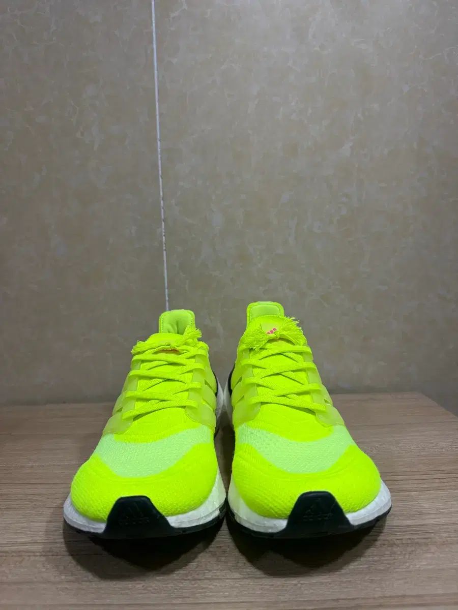 アディダス ウルトラブースト 蛍光 スニーカー