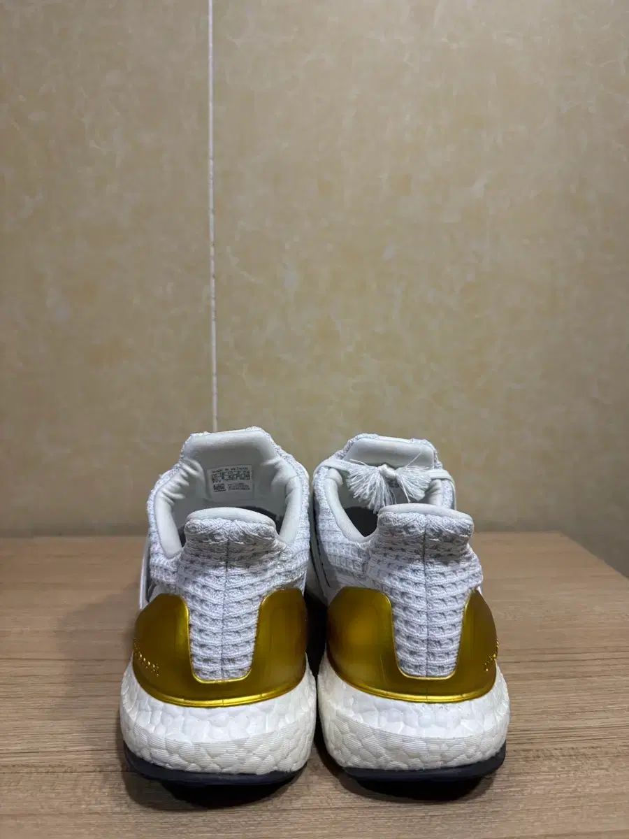 アディダス ウルトラブースト 白 スニーカー