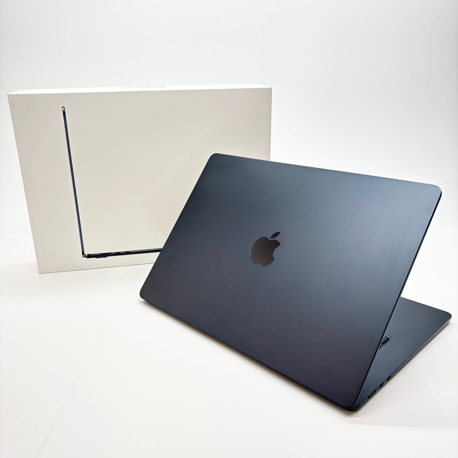 美品 MacBook Air 15インチ (Early 2024) Apple M3 8コア/16GB/SSD