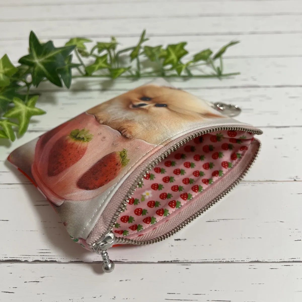 ポメラニアンといちご フラットポーチ - メルカリ
