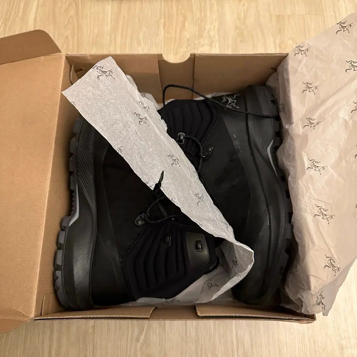  285 アークテリクス エアス AR ミッド ゴアテックス 登山靴 トレッキングシューズ アウトドアシューズ