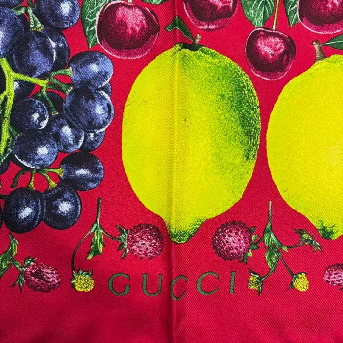 新品同様 GUCCI グッチ スカーフ 大判 フルーツ シルク100% 果物