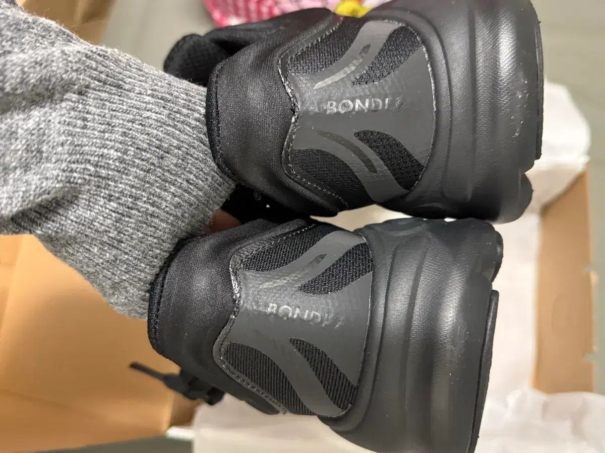 HOKA ONE ボンダイ9 245