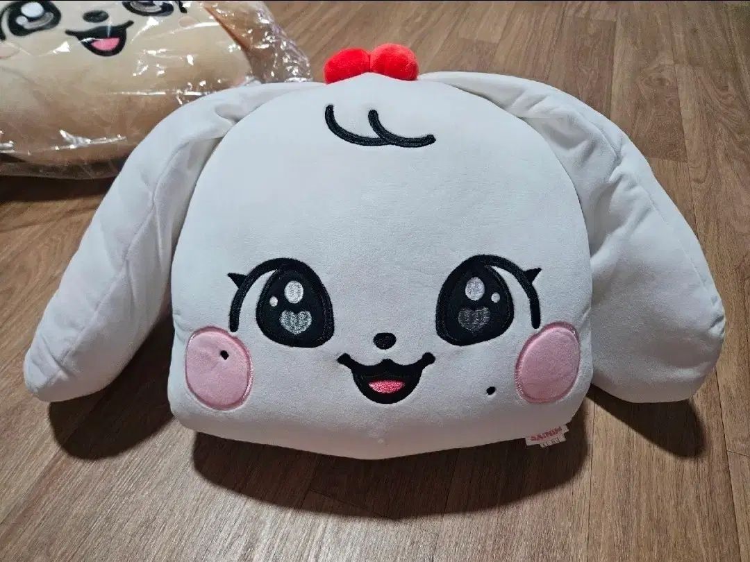 IVE MINIVE チェリーフェイス クッション (新品) - メルカリ