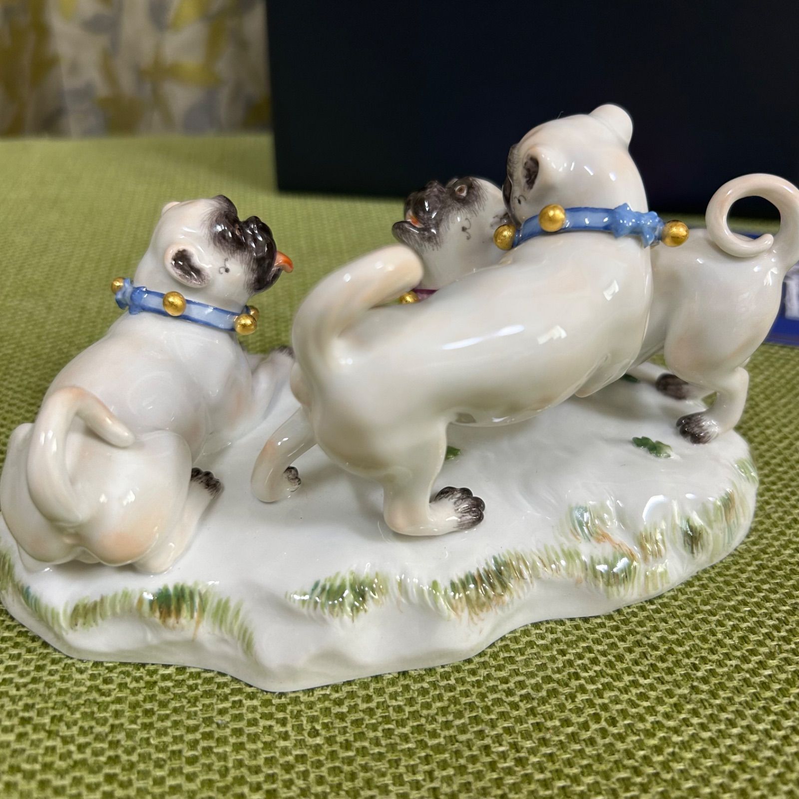 希少 マイセン じゃれ合う3匹のパグ 陶器 置物 犬 フィギュリン パグ