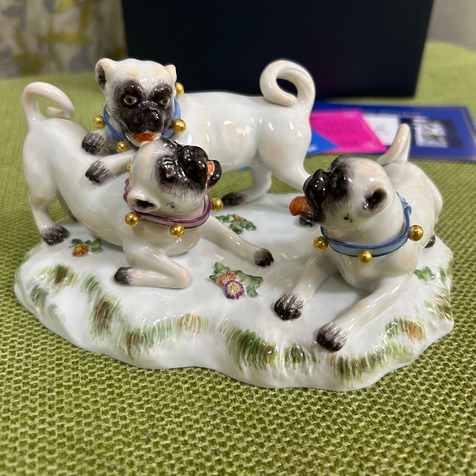 希少 マイセン じゃれ合う3匹のパグ 陶器 置物 犬 フィギュリン パグ