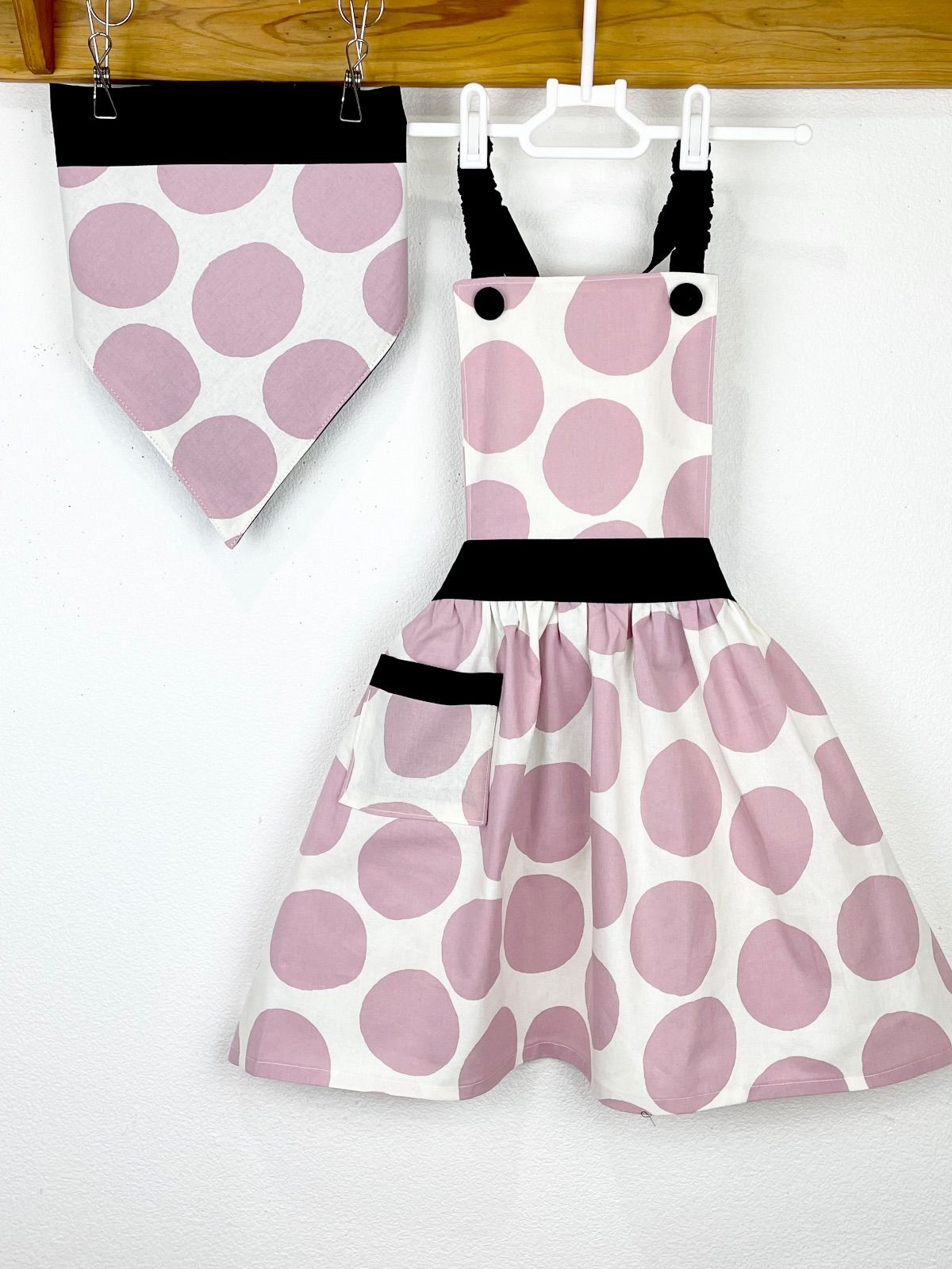 くすみピンクのドット柄が可愛いハンドメイド子供エプロンと三角巾の