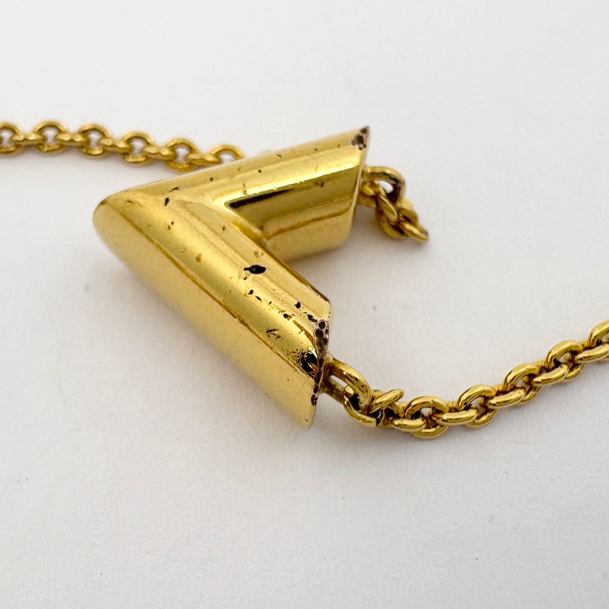 ルイ・ヴィトン Louis Vuitton エセンシャル V ネックレス ロゴ