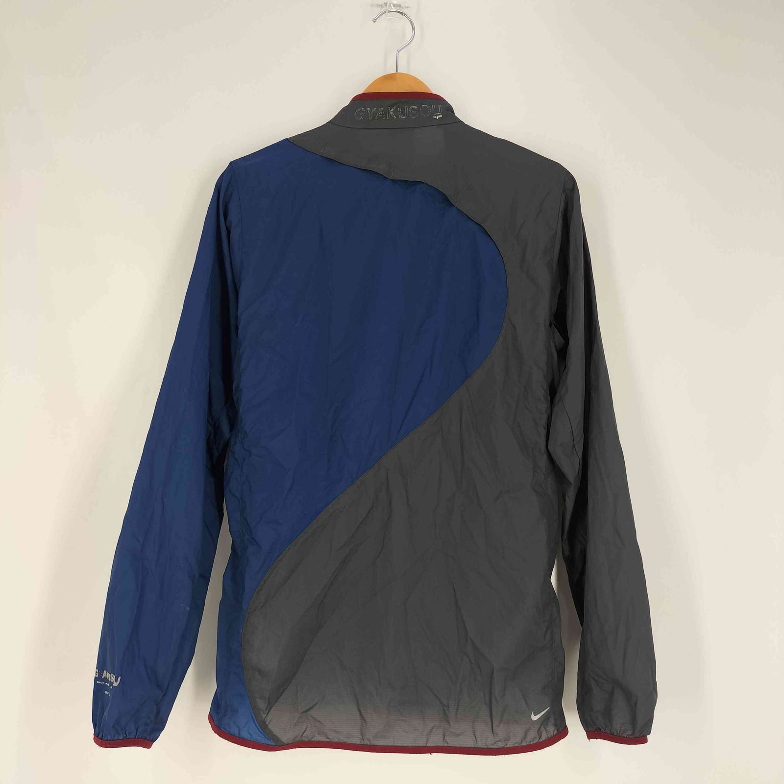 ナイキアンダーカバーギャクソウ NIKE UNDERCOVER GYAKUSOU