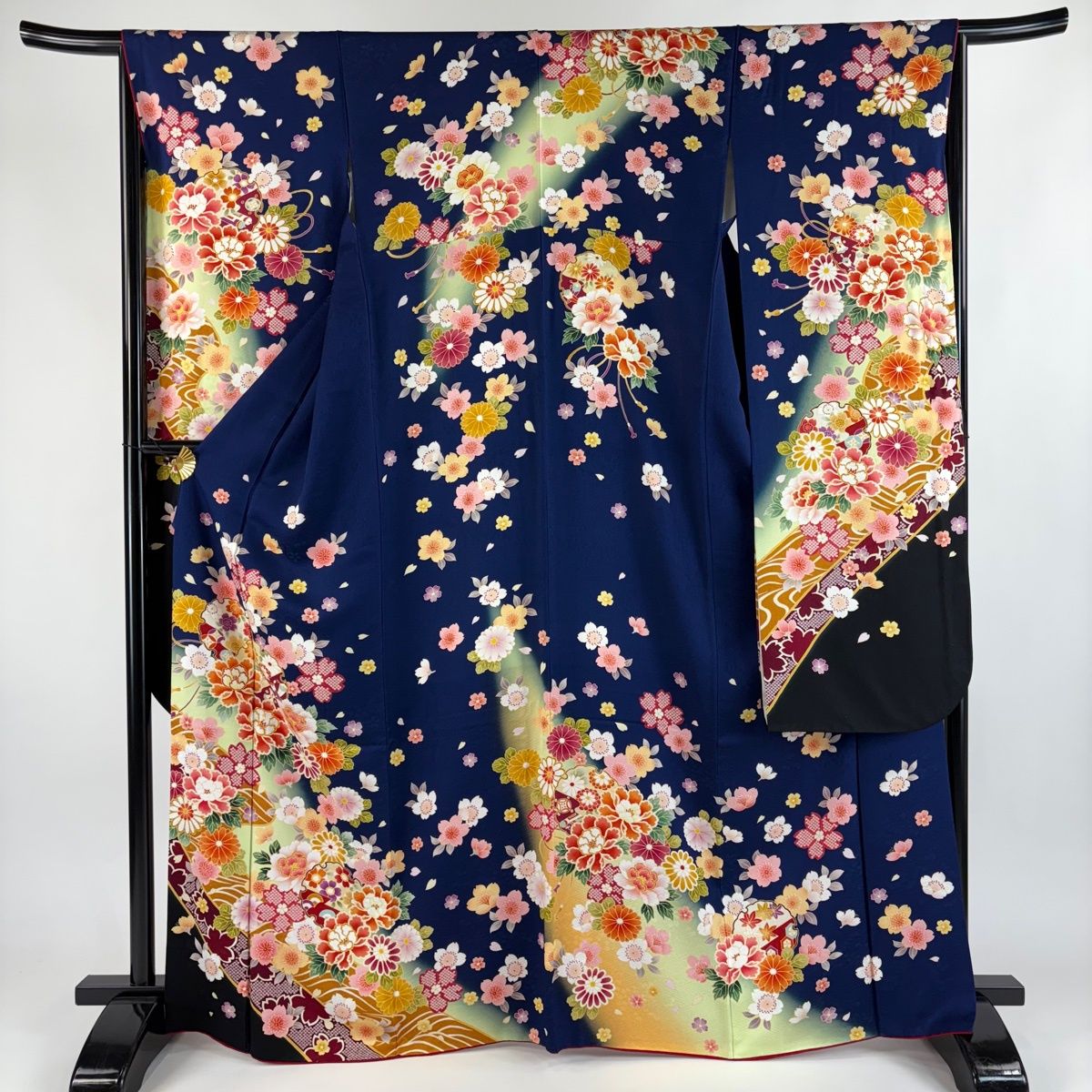 美品】 振袖 身丈166.5cm 裄丈65cm M 袷 雪輪 草花 金糸 染め分け 紺色