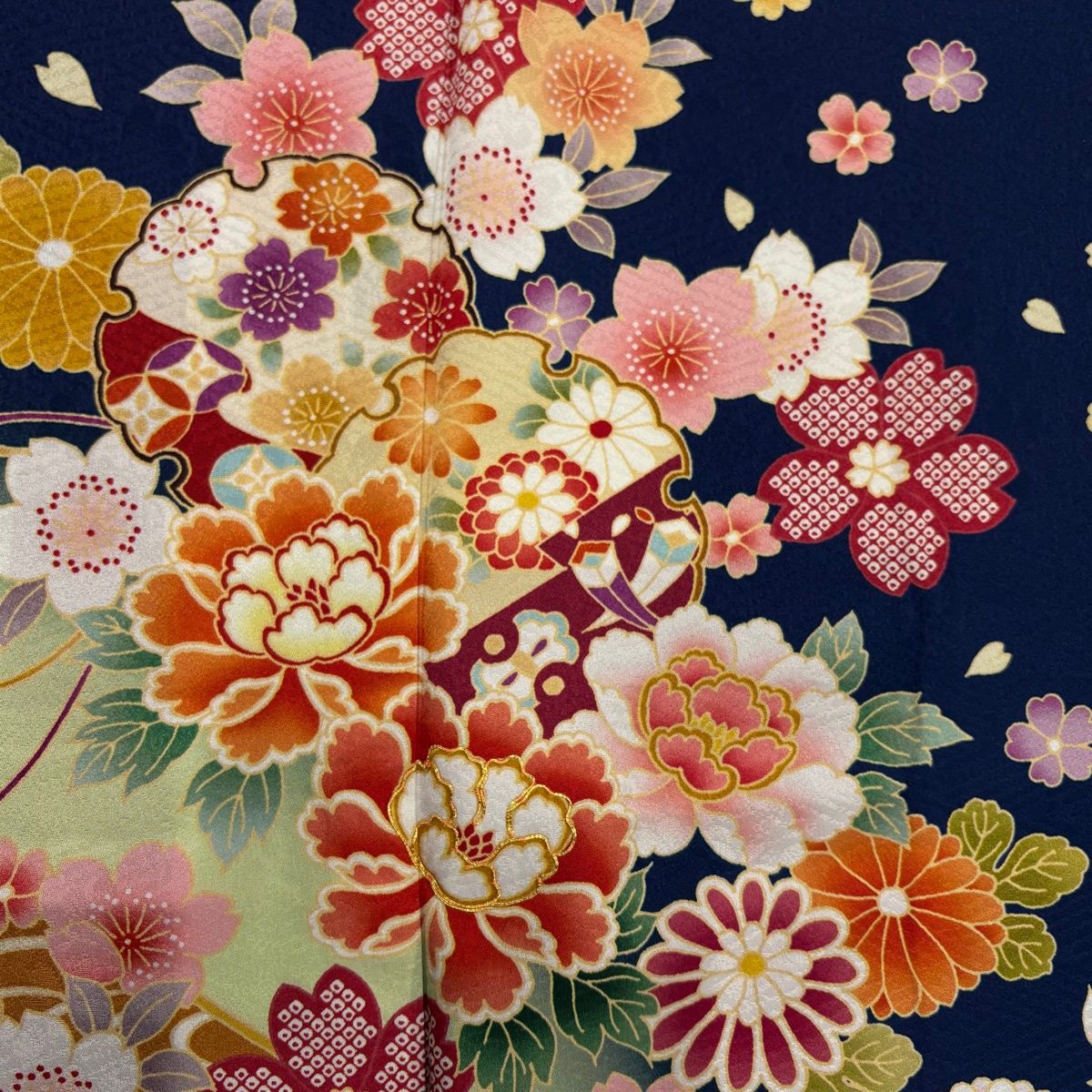 美品】 振袖 身丈166.5cm 裄丈65cm M 袷 雪輪 草花 金糸 染め分け 紺色