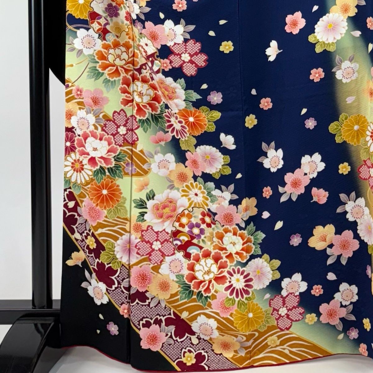 美品】 振袖 身丈166.5cm 裄丈65cm M 袷 雪輪 草花 金糸 染め分け 紺色