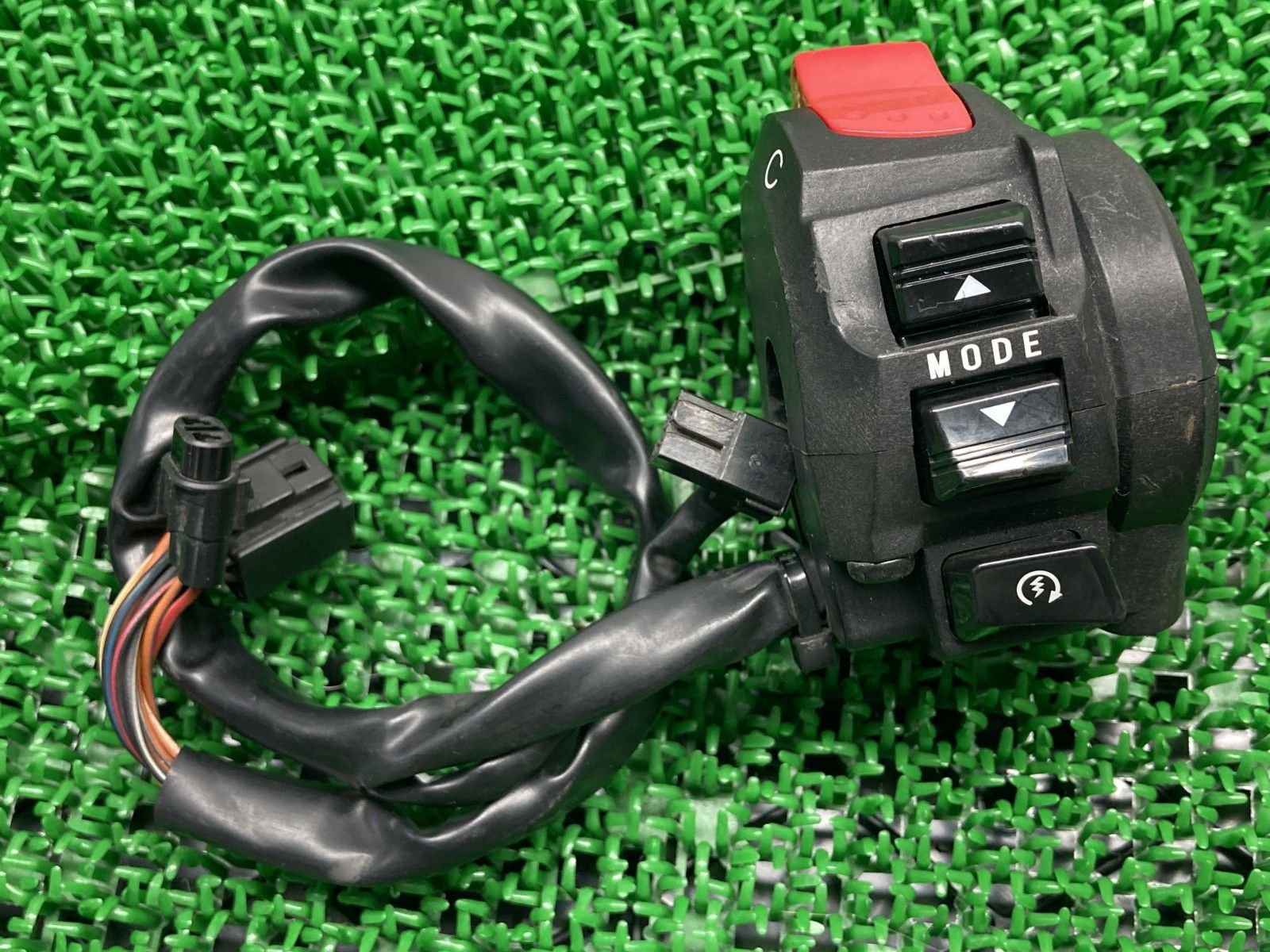 GSX1300Rハヤブサ ハンドルスイッチ 右 スズキ 純正 中古 バイク 部品 GX72A GX72B HAYABUSA 隼 スイッチボックス 割れ欠け無し eF GSX1300Rハヤブサ ハンドルスイッチ 右 スズキ 純正 バイク 部品 GX72A