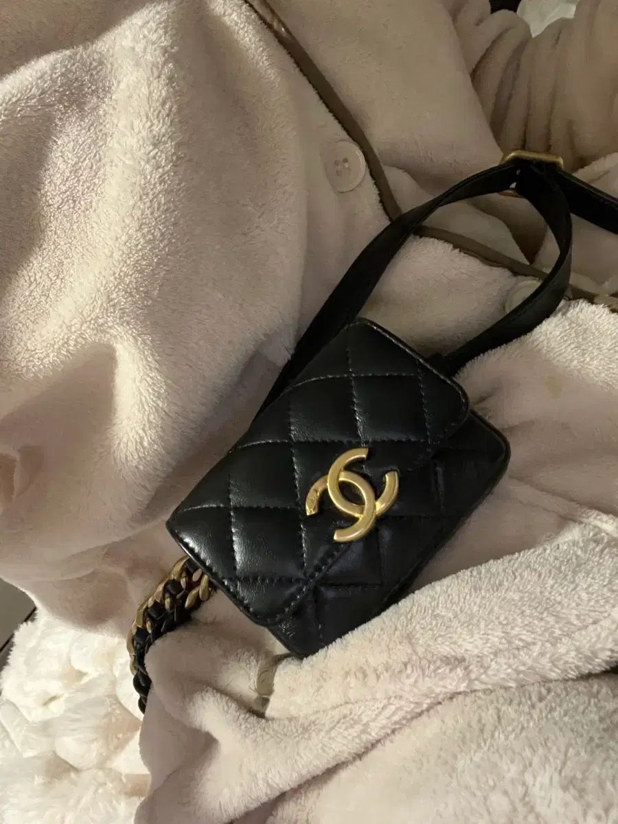 シャネル ブラック キルティング ミニ ベルトバッグ (クロス可能