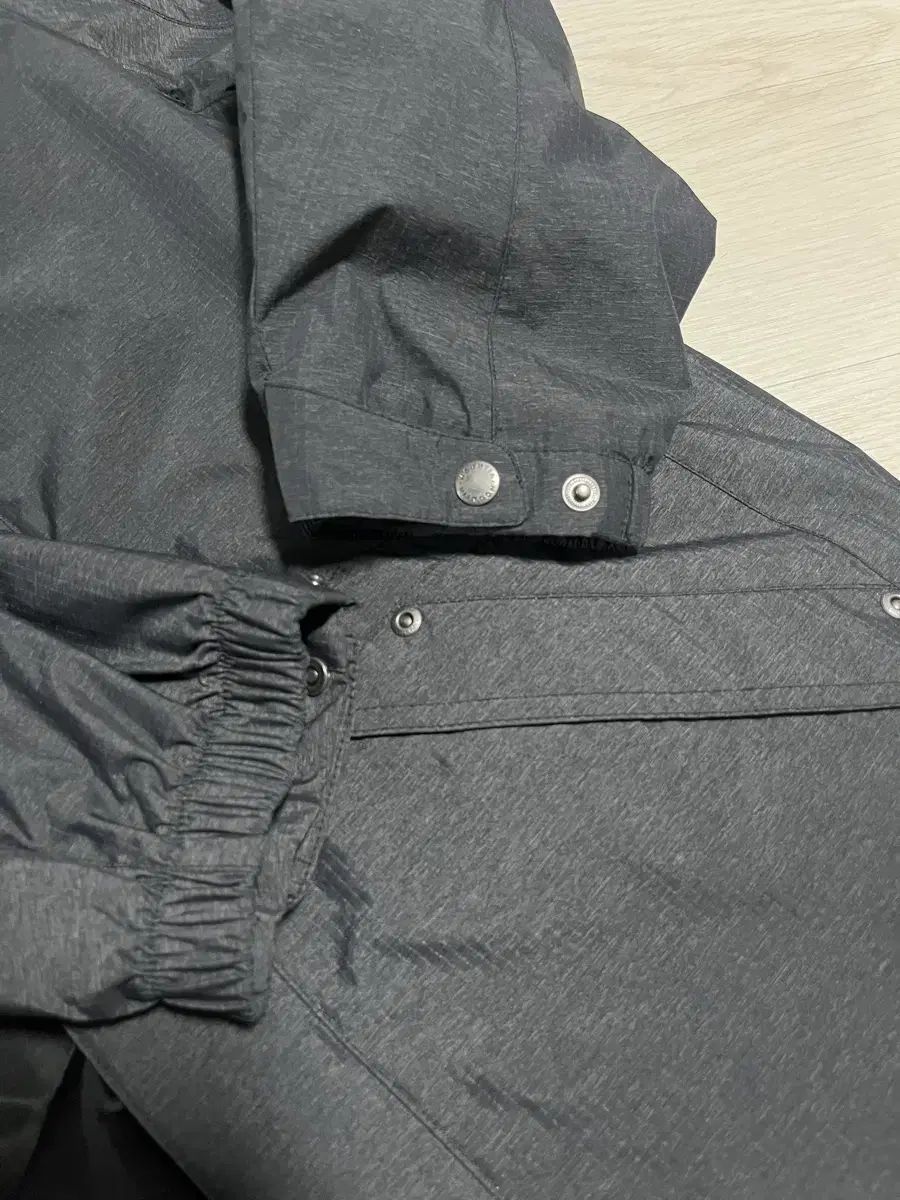  マウンティア登山ウィンドブレーカー ジャケット チャコール サイズ100 その他 アウター