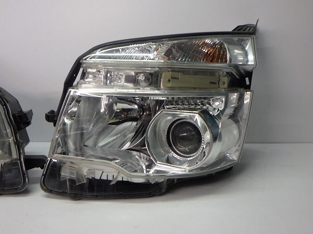 70系ヴォクシー ヘッドライト左右 HID ZRR70/75 後期 28-226 V 81145