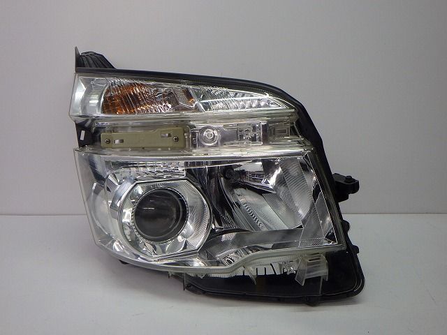 70系ヴォクシー ヘッドライト左右 HID ZRR70/75 後期 28-226 V 81145