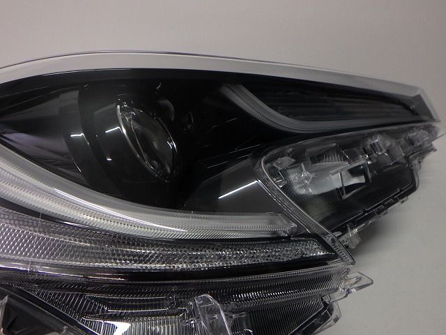 カローラスポーツ 右ヘッドライト LED ZWE NRE 210/211/214 前期 12