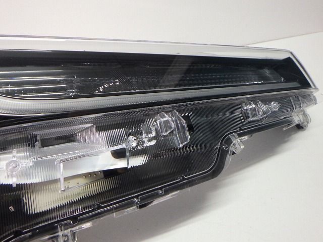 カローラスポーツ 右ヘッドライト LED ZWE NRE 210/211/214 前期 12