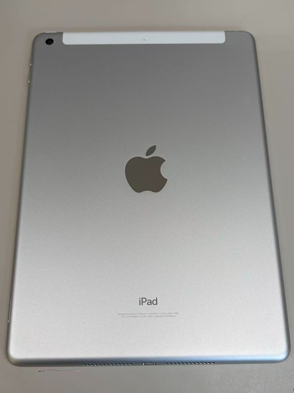 極美品 電池93% SIMフリーiPad (第5世代) 32GB シルバー 【公式