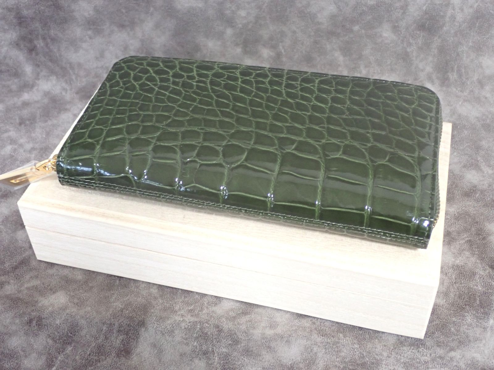 新品】高級クロコダイル財布 シャイニング加工 グリーン ヘンローン社 