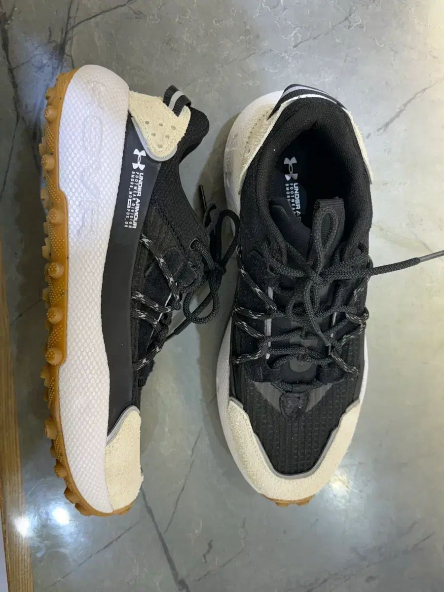 アンダーアーマー 3027212-001 トレッキングシューズ 270 mm です