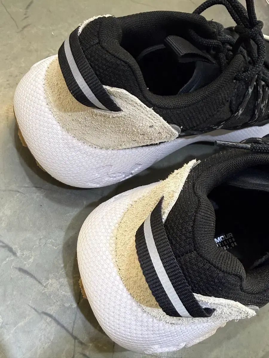  アンダーアーマー 3027212 001 トレッキングシューズ 270 mm です 携帯食器 トレッキングバッグ 登山靴 トレッキングシューズ アウトドアシューズ