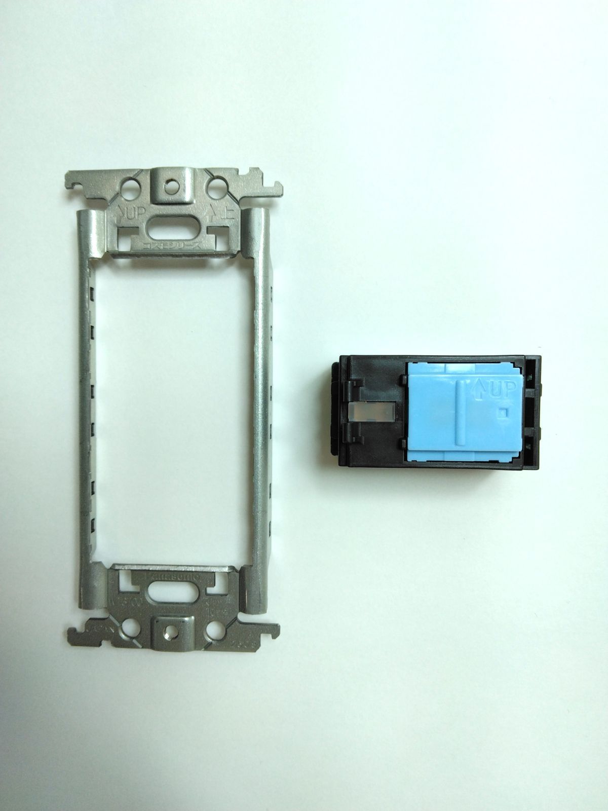 パナソニック 埋込ほたるスイッチB 片切 ハンドルネーム無し 簡易耐火ラウンドプレート付 セット