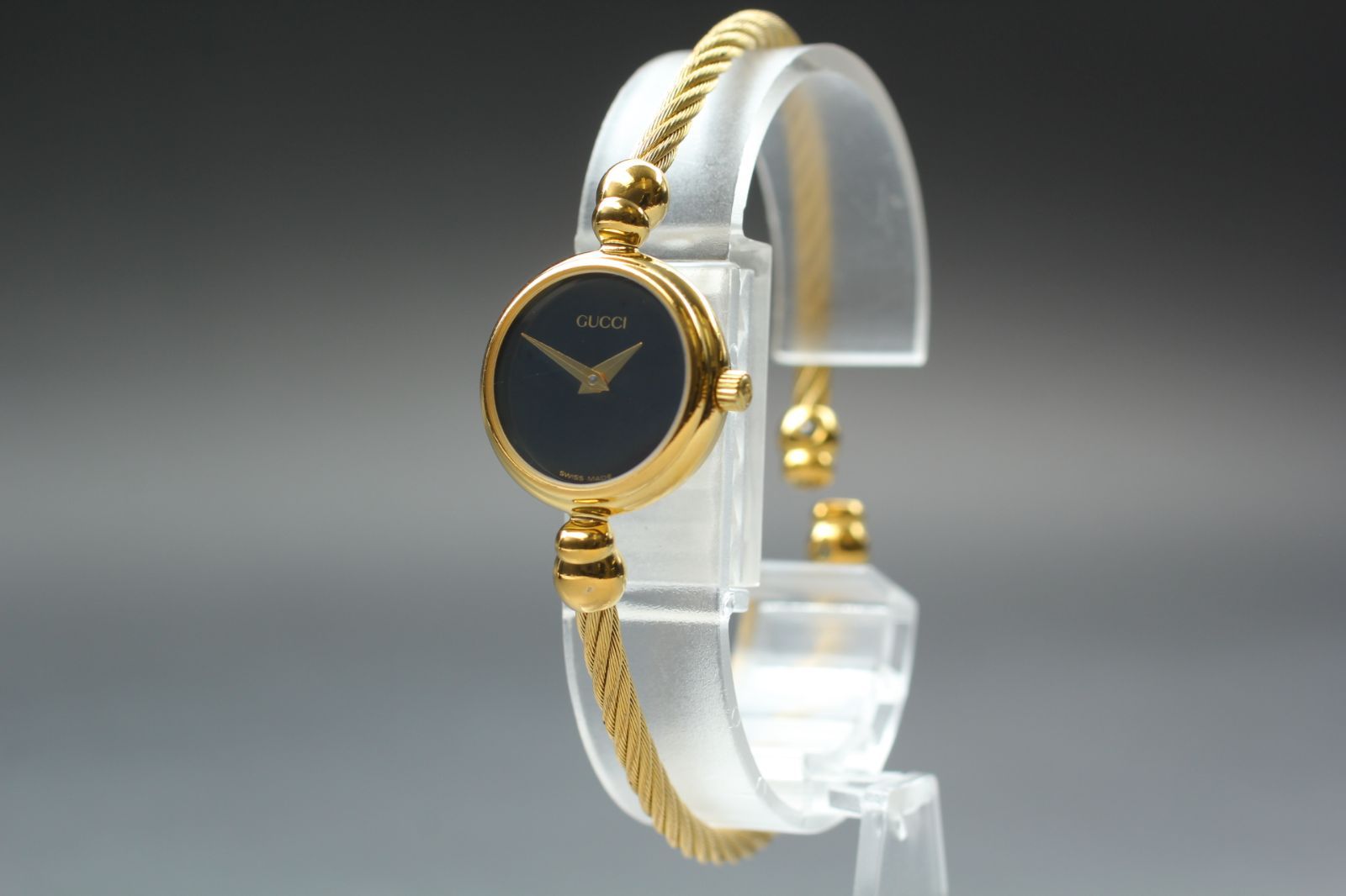 GUCCI 2700.2.L ブラック文字盤 ゴールド バングル レディース