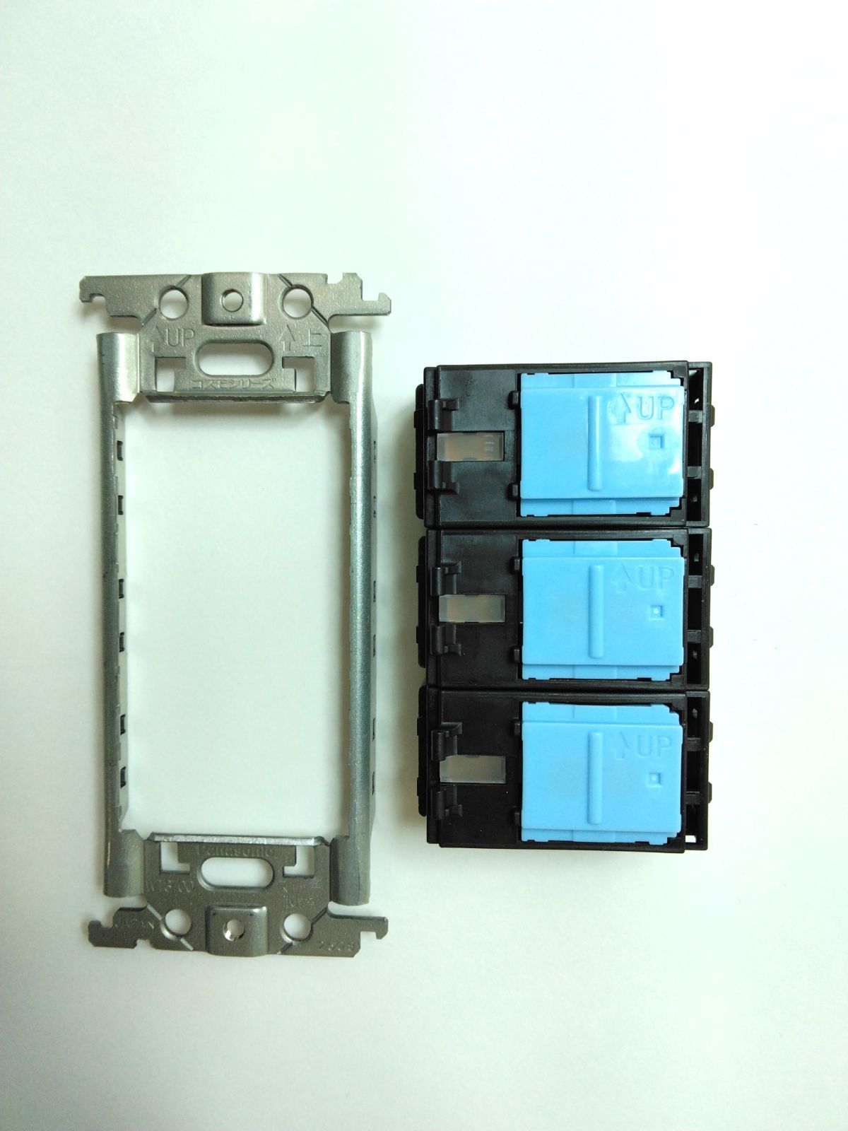 パナソニック 埋込ほたるトリプルスイッチB 片切 ハンドルネーム無し 簡易耐火ラウンドプレート付 セット