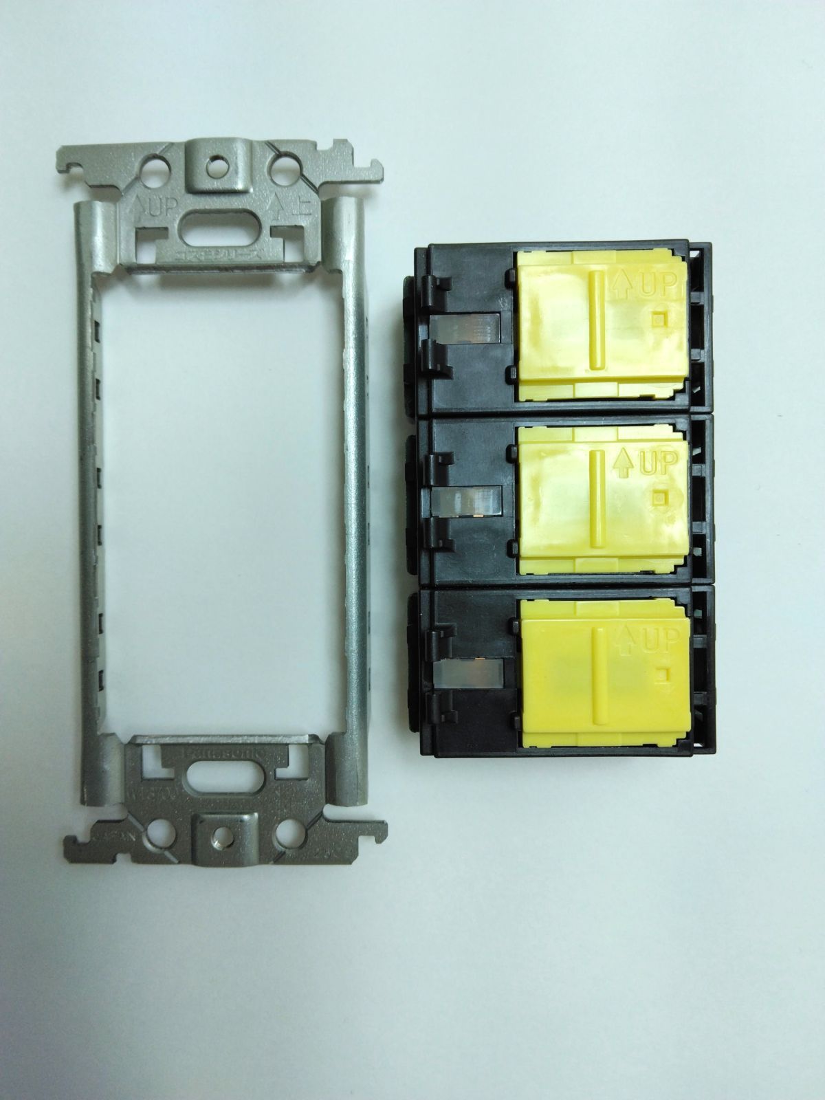 パナソニック 埋込ほたるスイッチC 3路 ハンドルネーム無し 簡易耐火ラウンドプレート付 セット