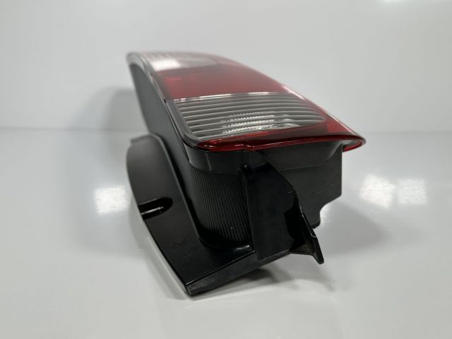 ノアエスクァイア前期右側テールランプ ◇ZRR80W⁄ZRR80G⁄ZWR80W⁄ZWR80G