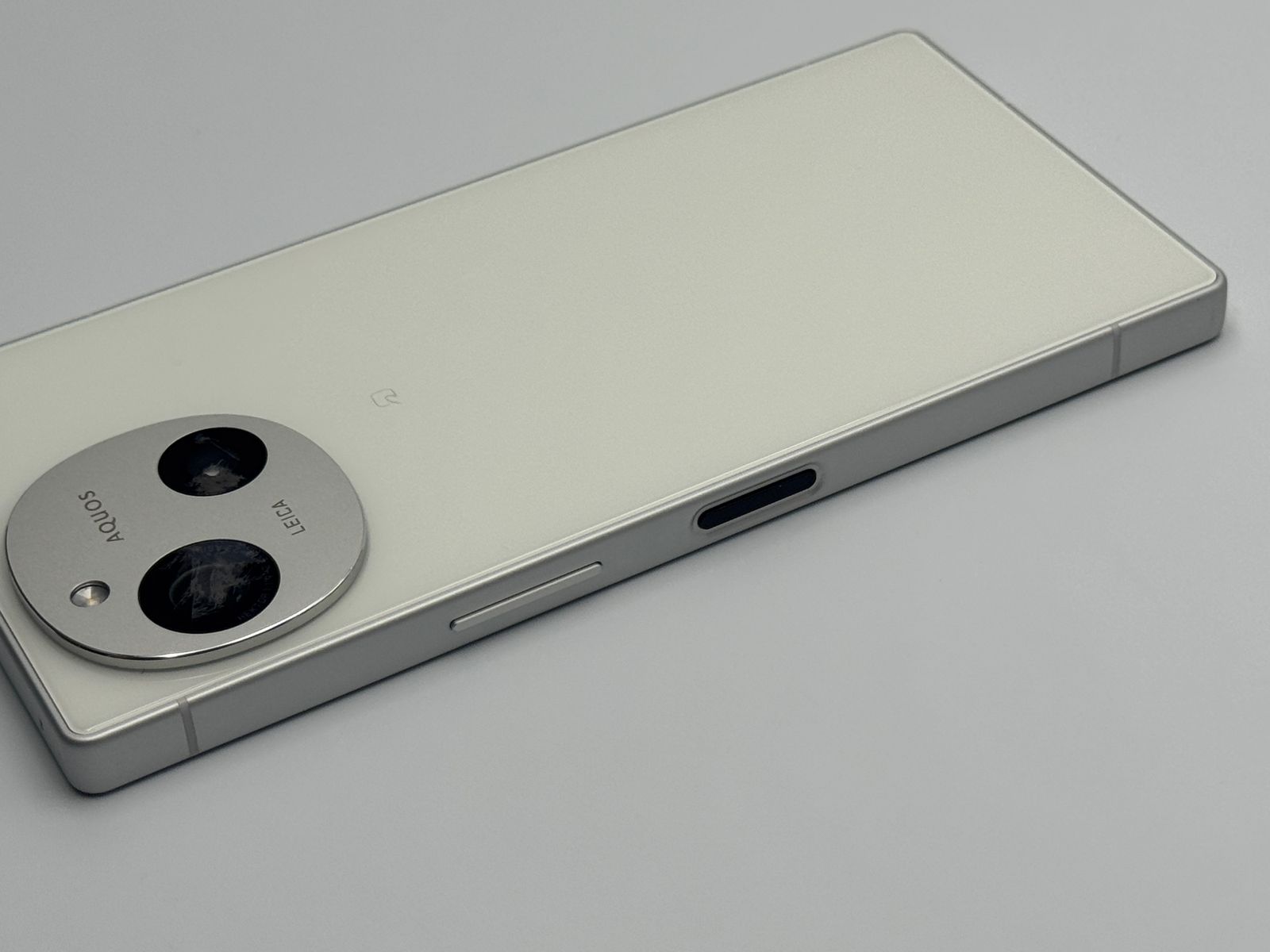 中古B】AQUOS R9 SH-M28 ホワイト SIMフリー 白ロム - メルカリ