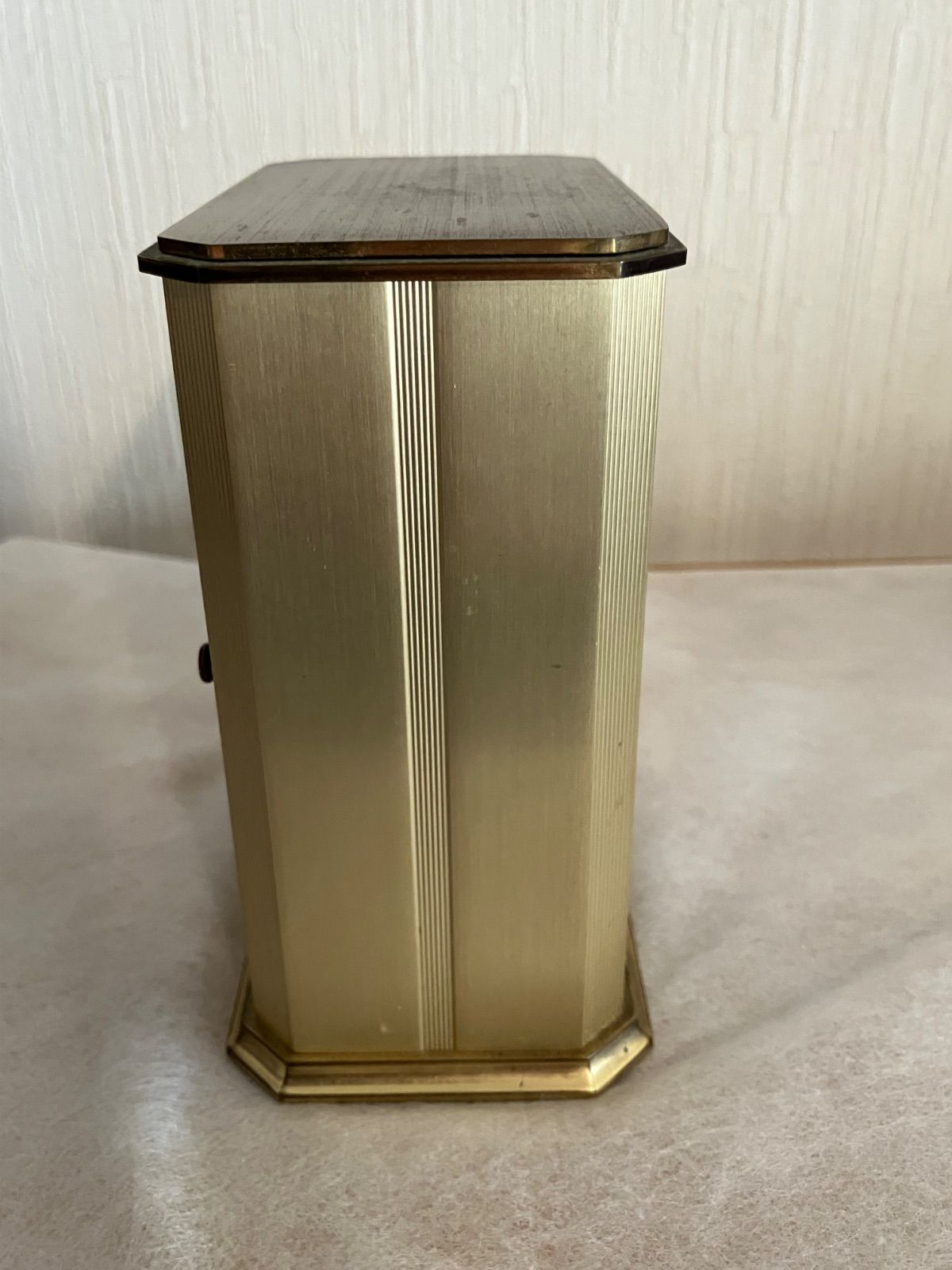 値下げ 稼働☆Tiffany & Co.製の八角形置時計、ローマ数字の文字盤