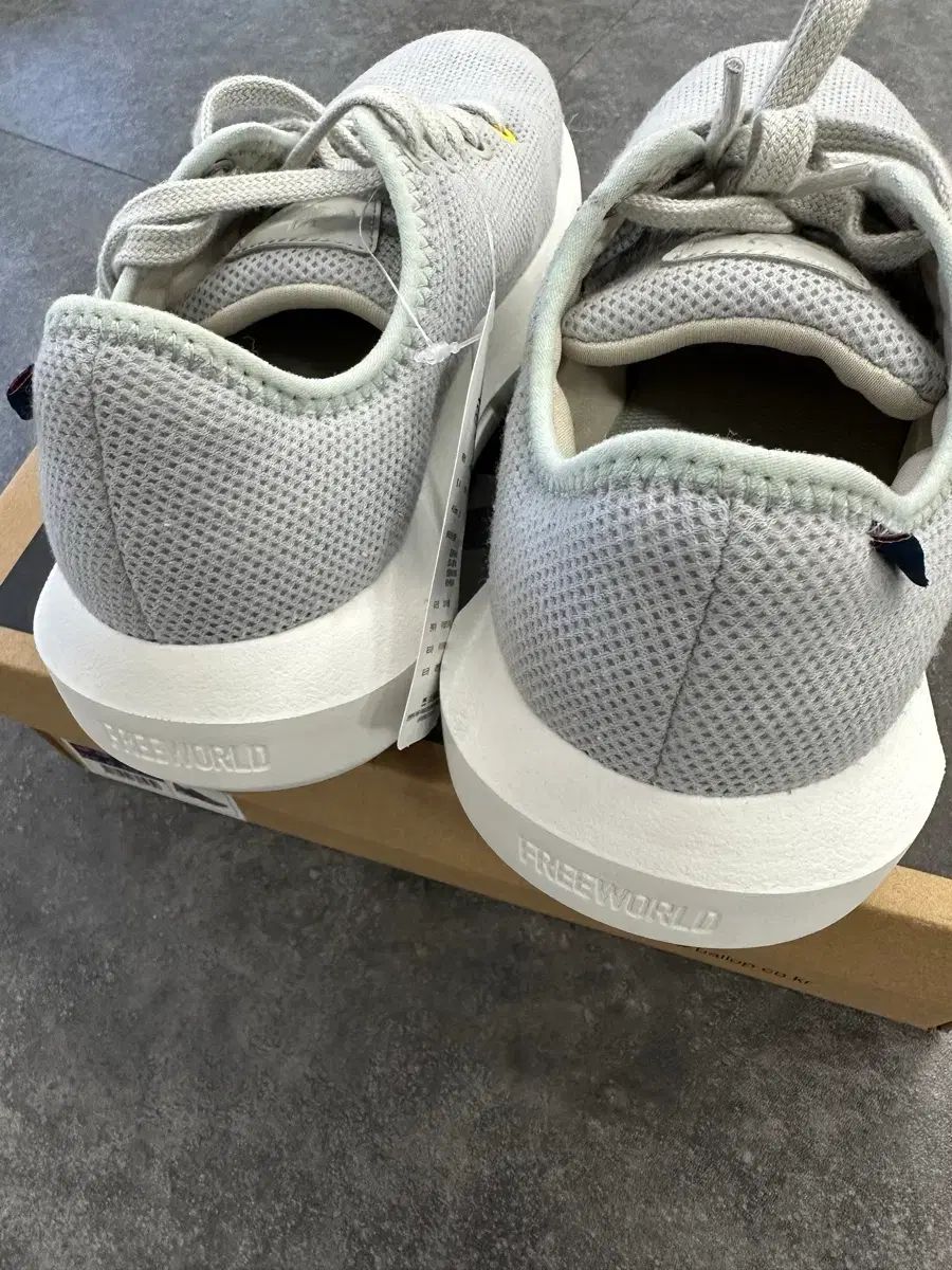 Free!WORLD スニーカー