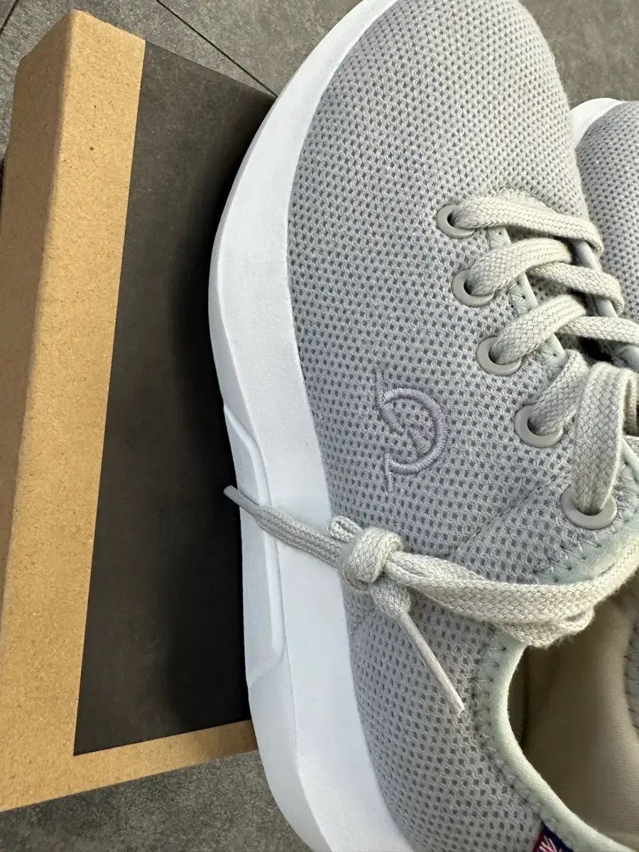 Free!WORLD スニーカー 235 mm