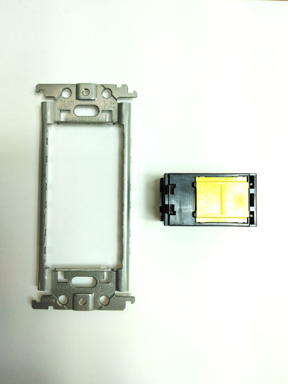 パナソニック 埋込スイッチC 3路 ハンドルネーム有り 簡易耐火スクエアプレート付 セット