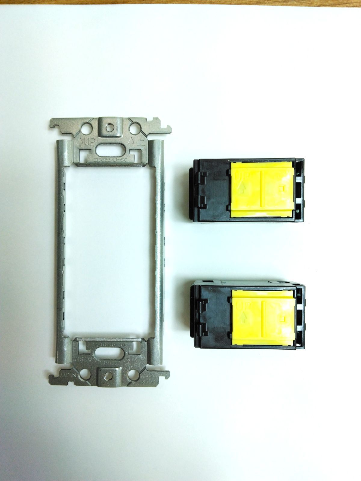 パナソニック 埋込スイッチC 3路 ハンドルネーム有り 簡易耐火スクエアプレート付 セット