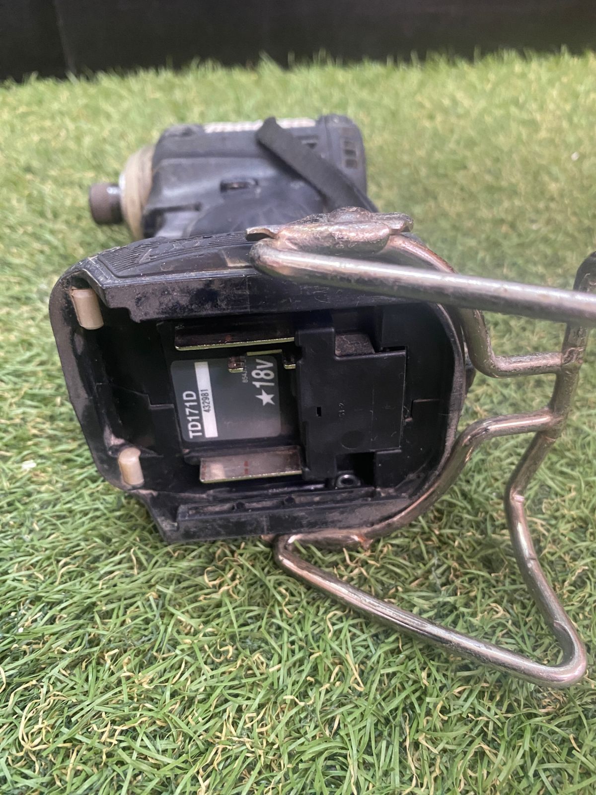 v充電式インパクトドライバ 黒