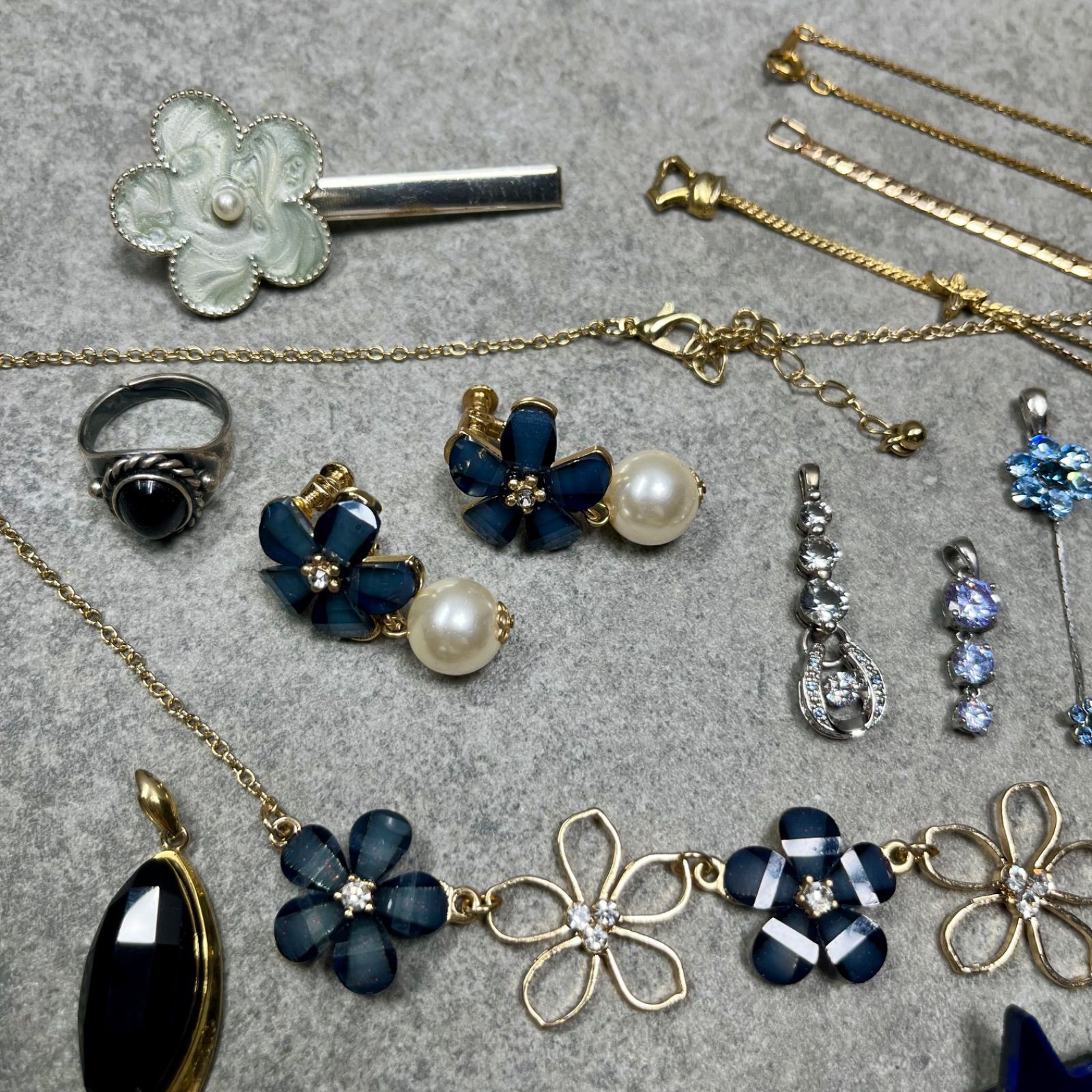 ブローチ ピンバッジ ネックレス ブレスレット アクセサリー まとめ