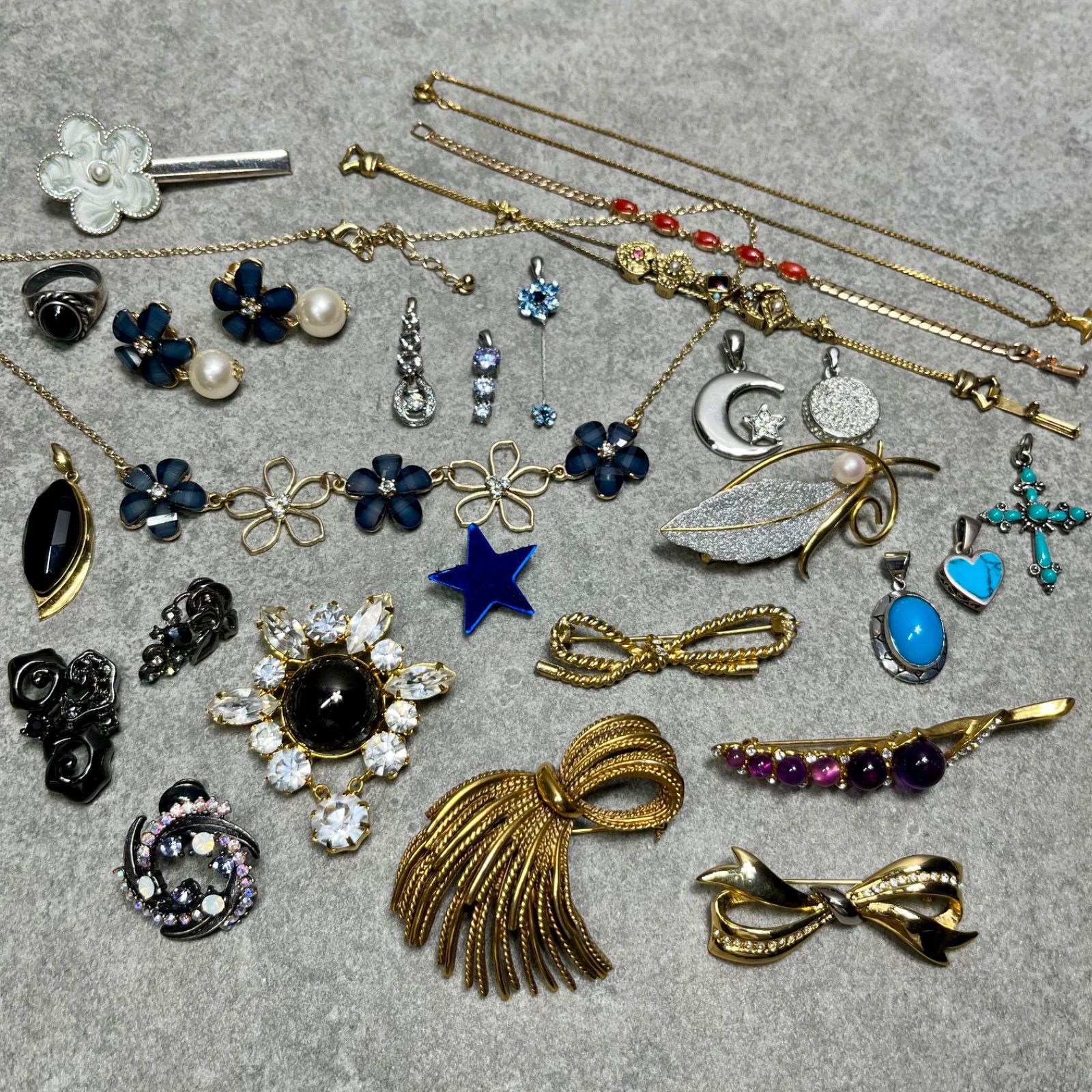 ☆アクセサリーまとめ売り☆ネックレス ブレスレット イヤリング　ブローチ ブローチ ピンバッジ ネックレス ブレスレット アクセサリー まとめ