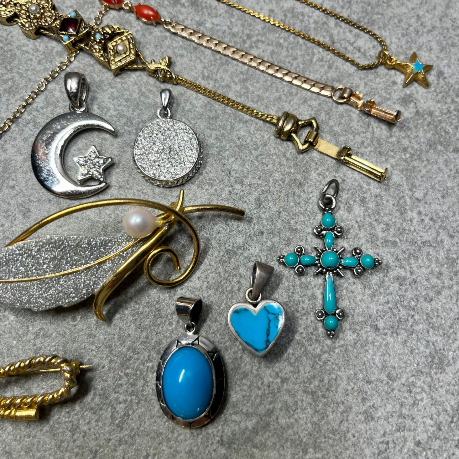 ブローチ ピンバッジ ネックレス ブレスレット アクセサリー まとめ