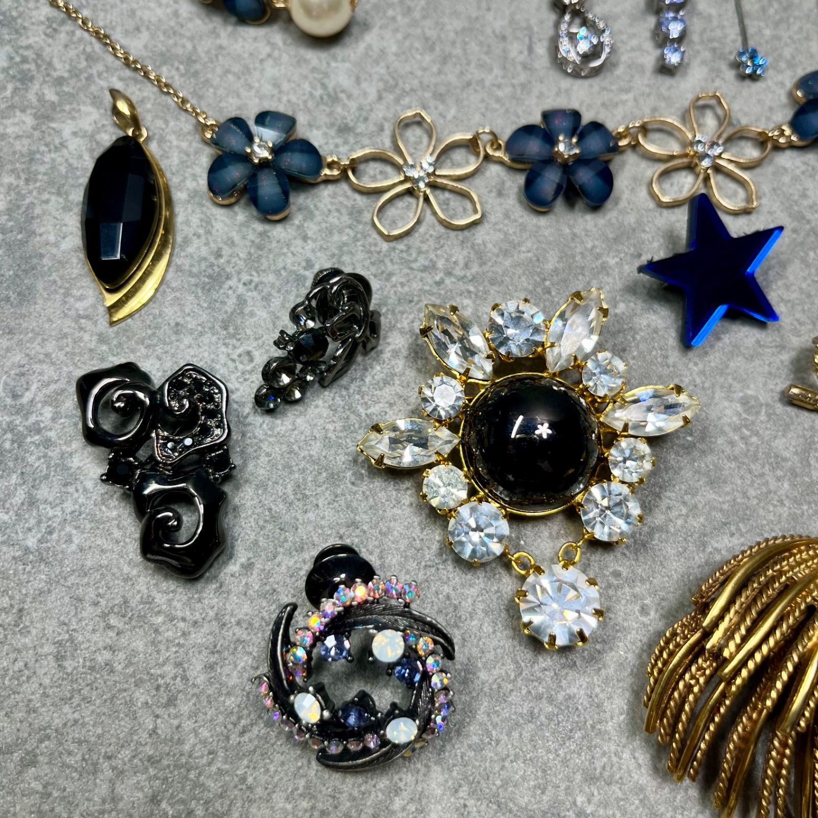 ☆アクセサリーまとめ売り☆ネックレス ブレスレット イヤリング　ブローチ ブローチ ピンバッジ ネックレス ブレスレット アクセサリー まとめ