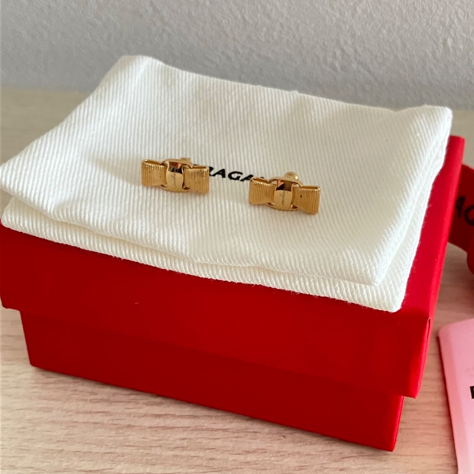 サルヴァトーレフェラガモ Ferragamo ヴァラリボン ピアス ゴールド 箱
