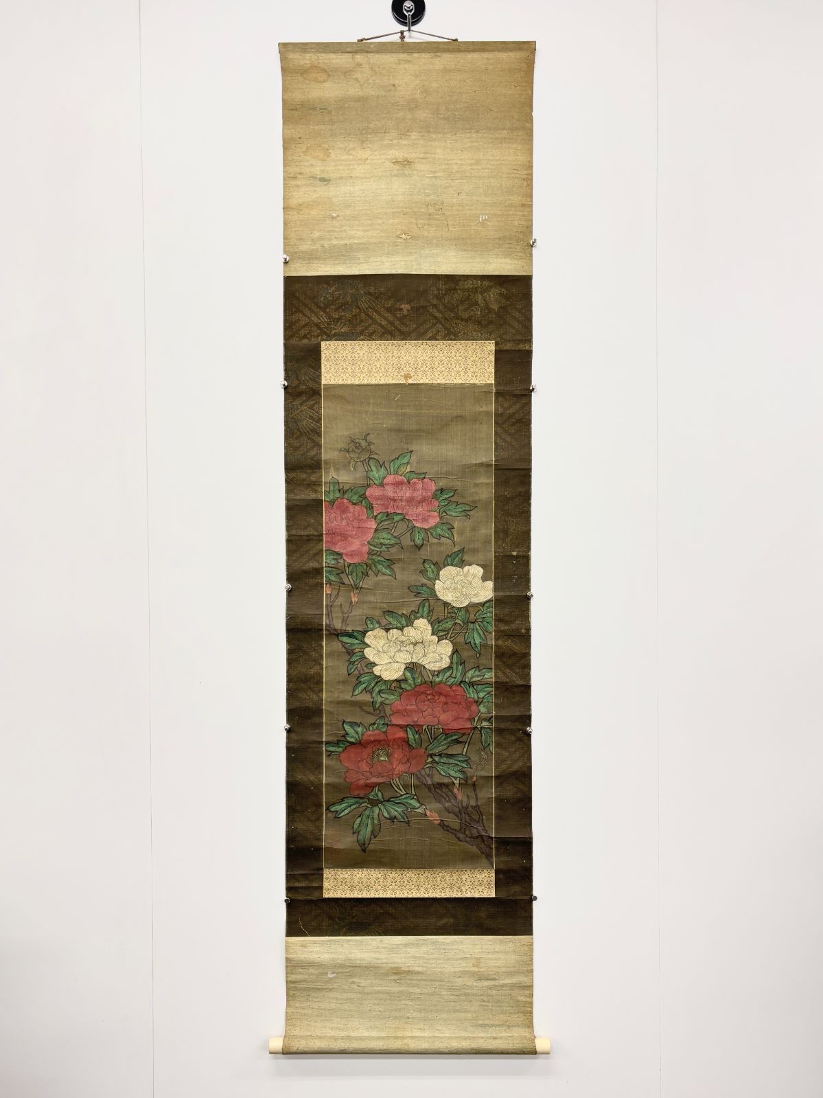 掛け軸　中国美術　牡丹 中国美術】掛軸 牡丹図 唐画 花卉 絹本 設色 銘あり（箱付） - メルカリ