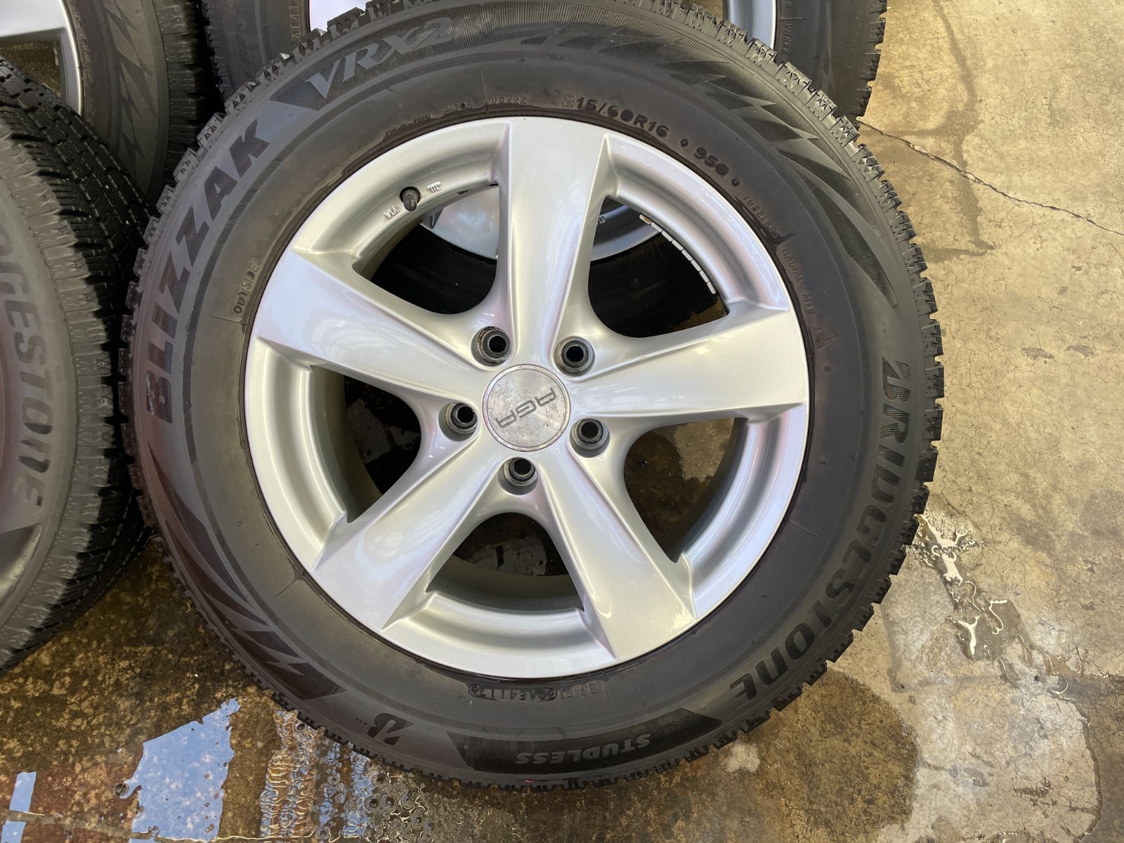 AGA アルミホイール 16インチ 7.0J +45 PCD112 5H＆BRIDGESTONE