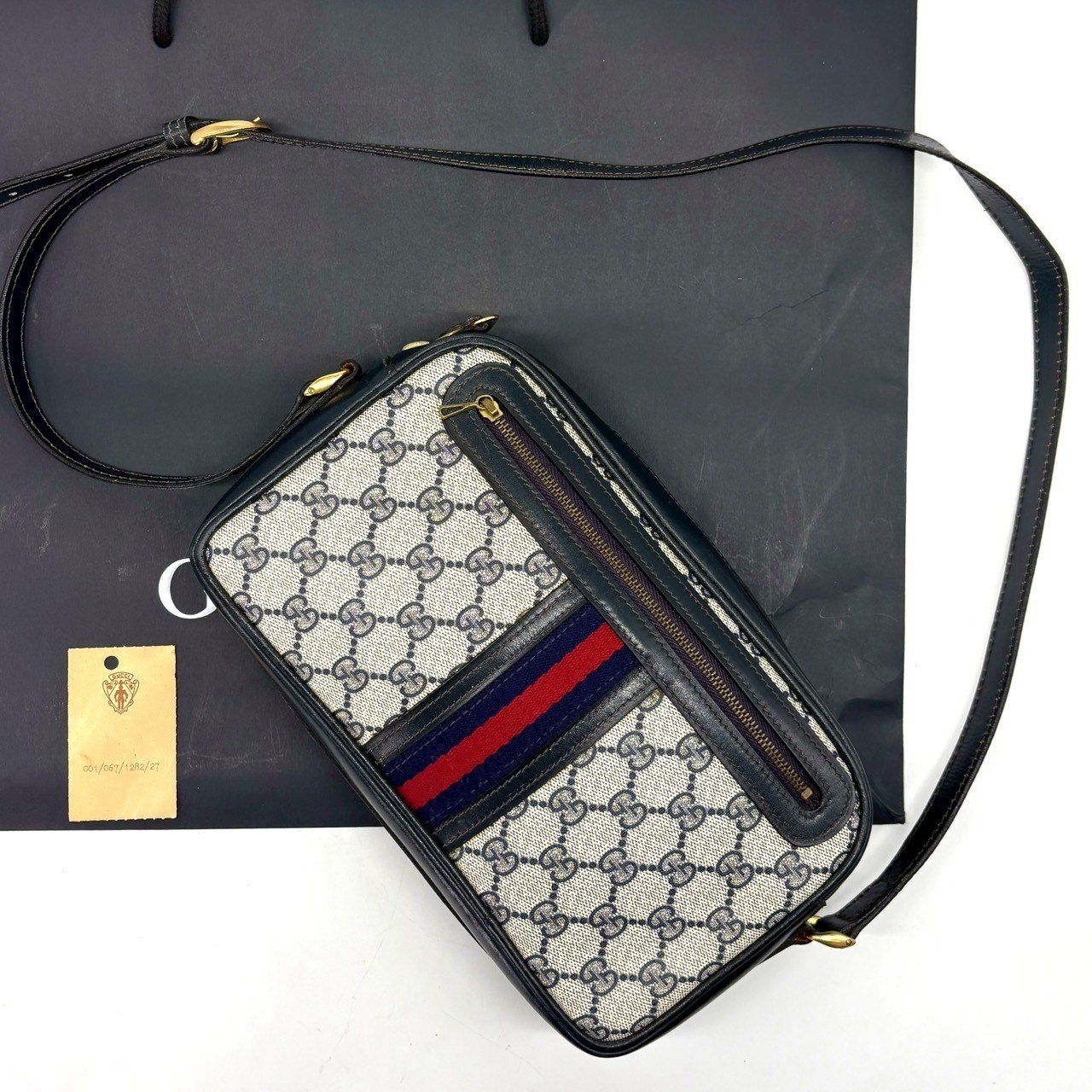Gucci GGスプリーム　ショルダーバッグ ☆オールドグッチ　カメラバッグ あの頃の、今ちょうど】 GUCCI オールドグッチ ショルダーバッグ