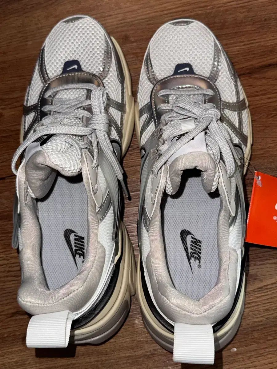 NIKE V 2 K RUN サミット 白 245-250