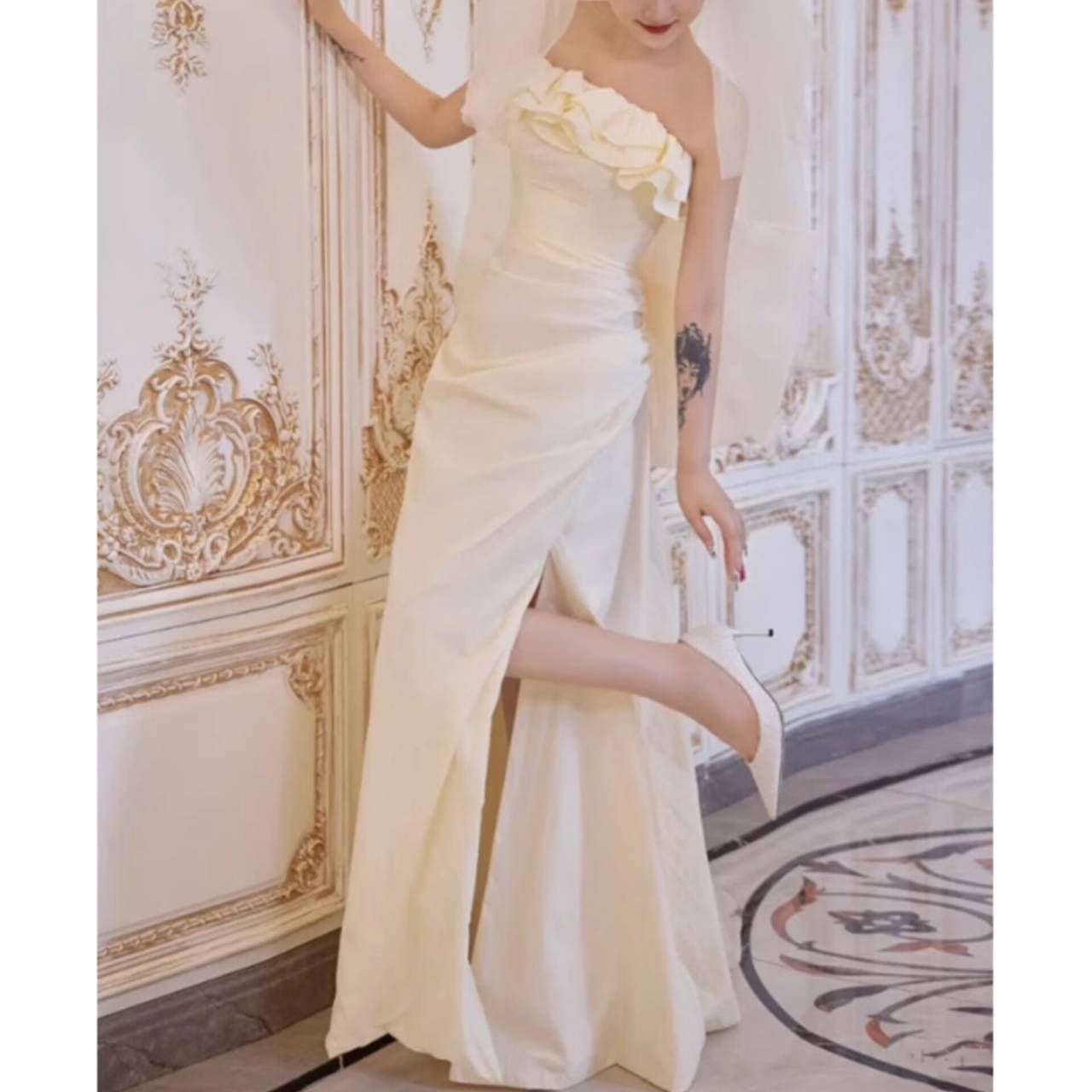 オフショルダー ウェディングドレス 胸元フリル 韓国