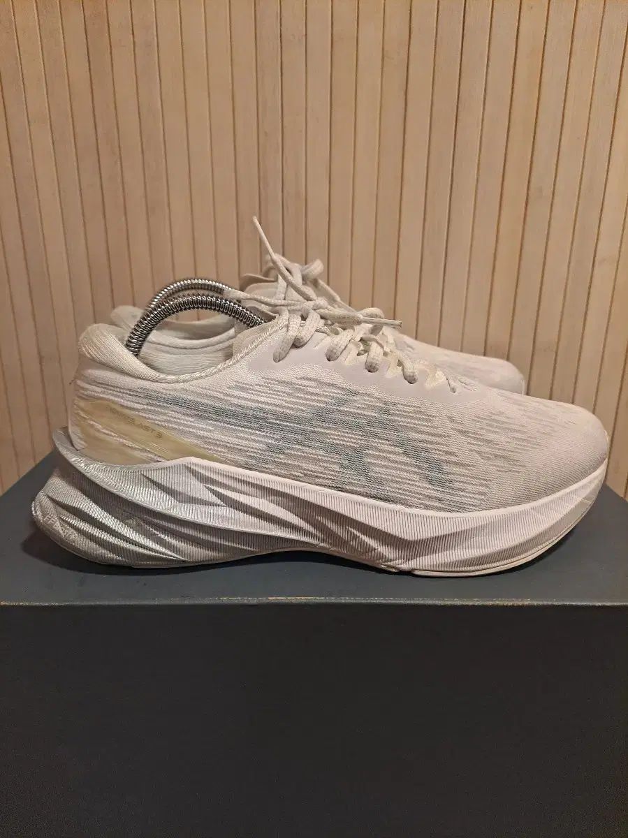 アシックス ノヴァ ブラスト 3 白 ランニングシューズ